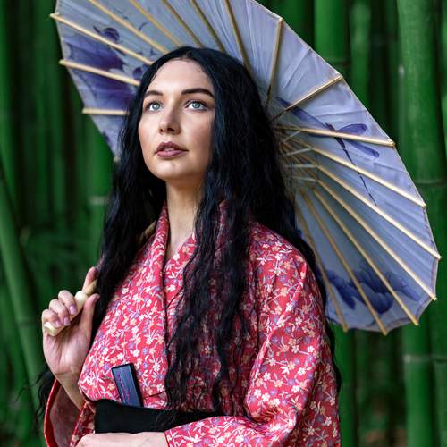 В кимоно в бамбуковой роще