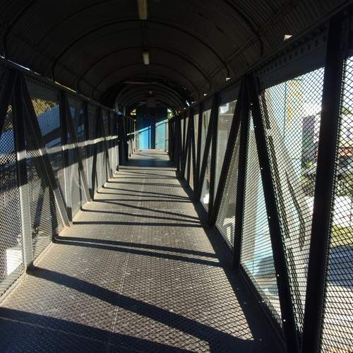 Puente aéreo sobre vías ferrocarril.Ciudad San Antonio de Padua. Provincia Buenos. Aires. Argentina.