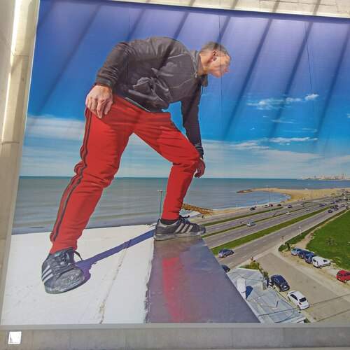 Sombras de ventanas superiores sobre pared y pintura.