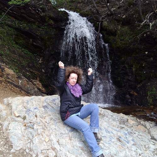 Energía del agua que me proporciona cascada de río que baja de cordillera Andina . Usuahia, Patagonia Argentina.