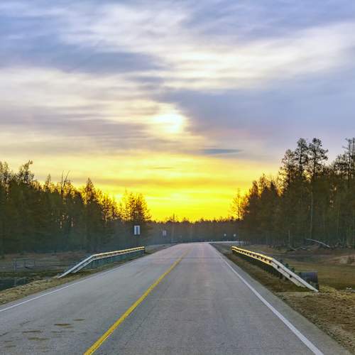 Рассвет на дороге.