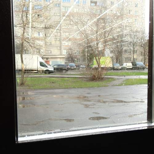 За стеклом..