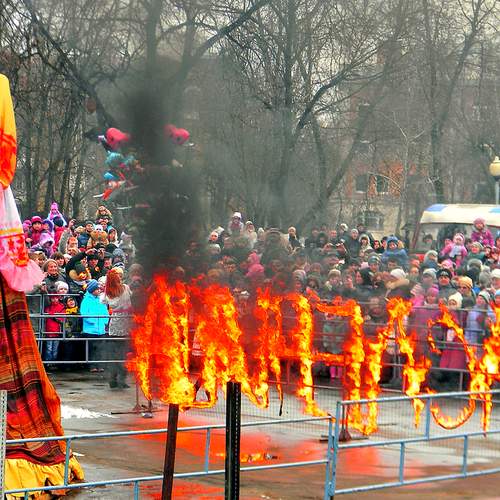 Чучело масленицы скоро сгорит