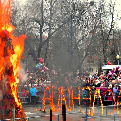 Горит чучело масленицы