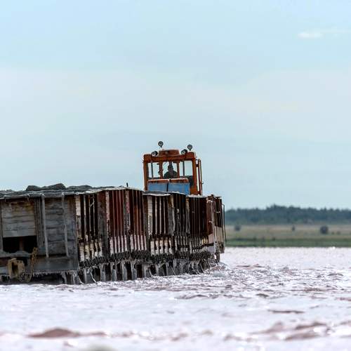 Поезд не пароход, но по воде идёт
