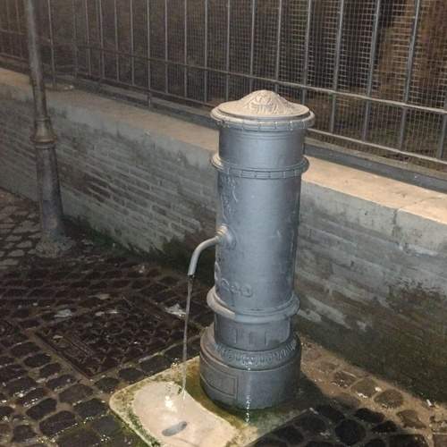 Provisión de agua en Coliseo. Roma, Italia.