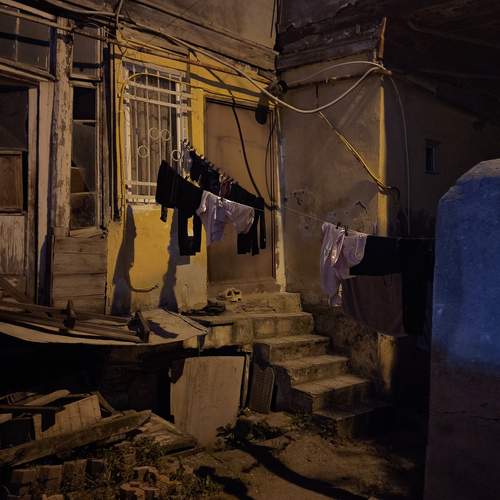 Тбилисский дворик в лунном свете.