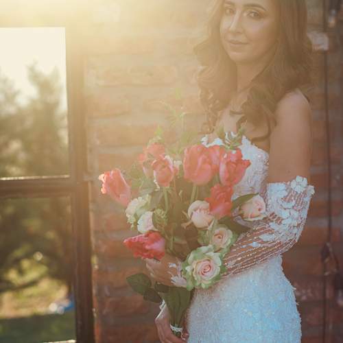 Portret bridal cu buchet
