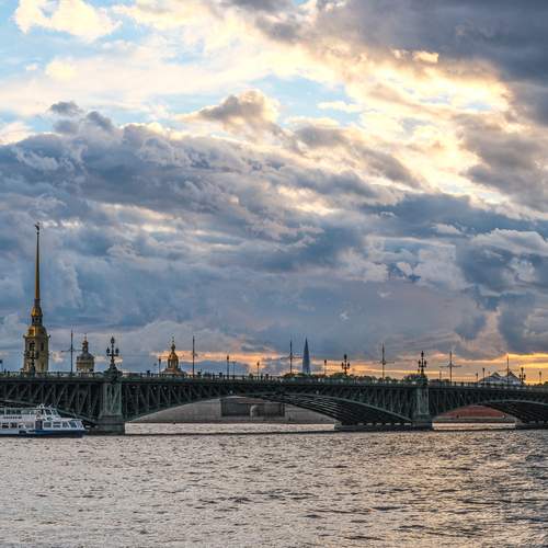 Троицкий мост. Облачно.