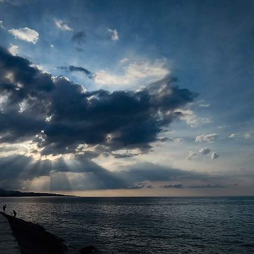 Celah Cahaya di Ufuk Senja