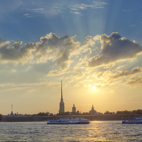 Закатное небо над Петропавловской крепостью в Санкт-Петербурге.