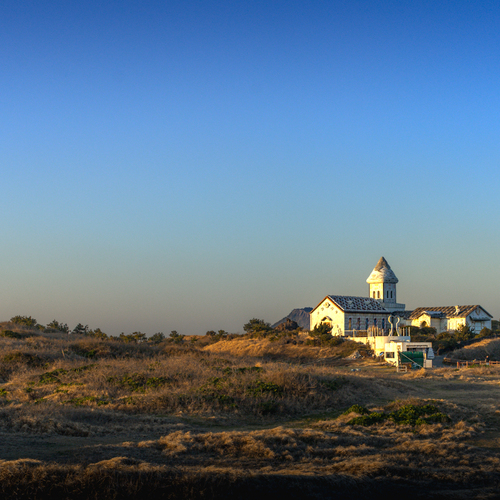 White house on the horizon