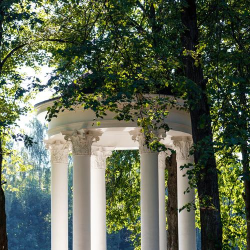 Беседка-ротонда на острове