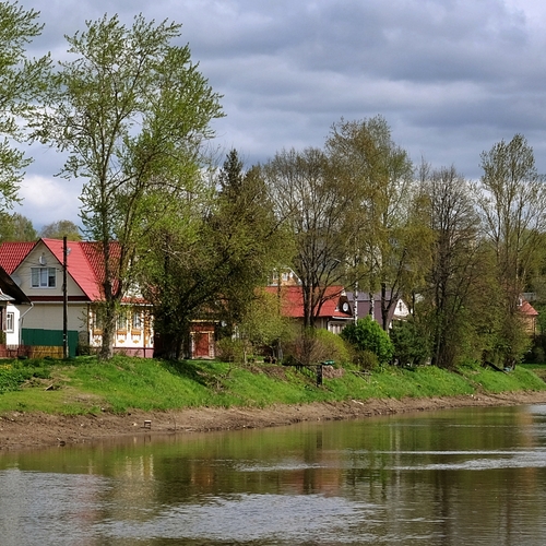 Вдоль реки