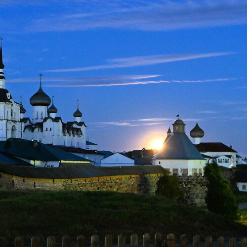 Луна над Монастырем