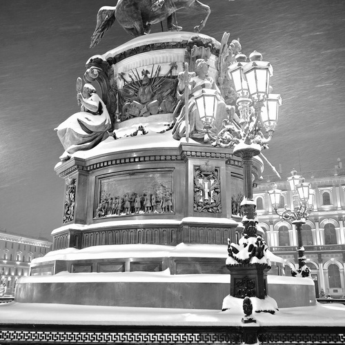 It\'s snowing in St. Petersburg!