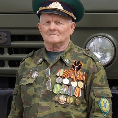 Ветеран в военной форме, украшенной множеством наград