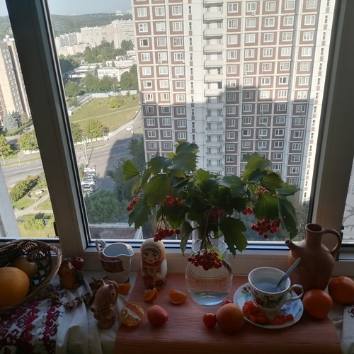 Натюрморт с калиной и мандаринами в оранжевой гамме.