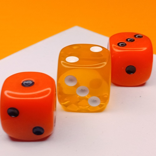 Крупные игральные кости.