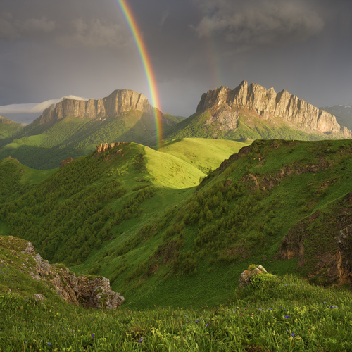 Devil's Gate Pass and Mount Achesbok