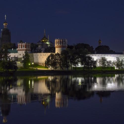 У озера