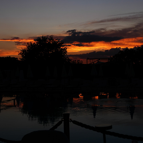 Lampo arancio in cielo e riflesso