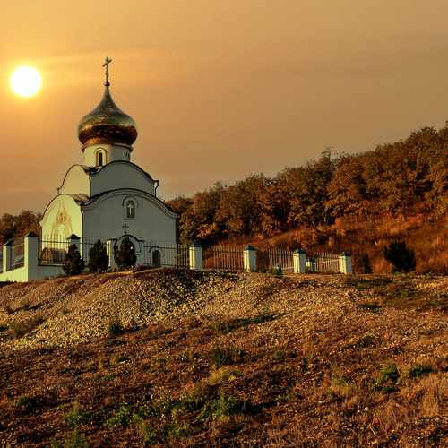 Золотится вечерний закат.
