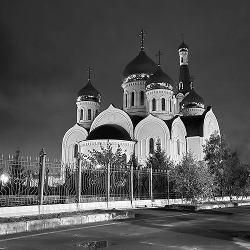 «Монумент тишины: собор в ночной Чите»