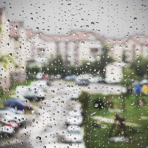 It\'s raining in the city.