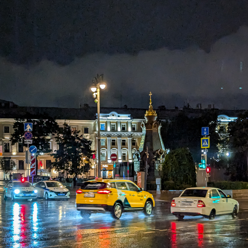 Желтый маркер дождливой Москвы