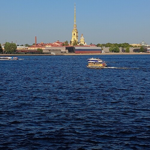 Тёмно-синяя, глубокая водная гладь реки Невы