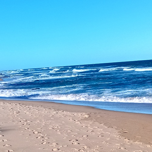 Mar azul, céu azul.