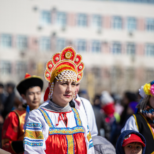 Женщина в красном кокошнике.