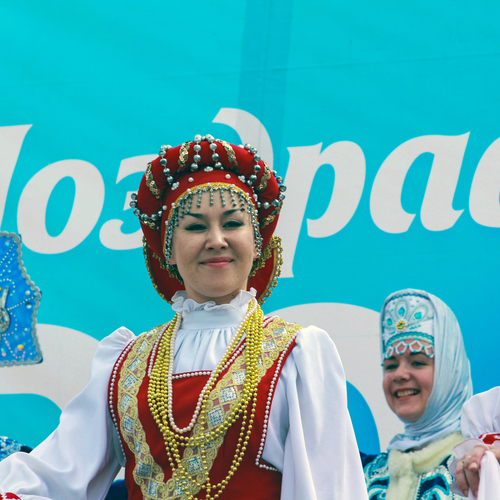 Певица в красном.