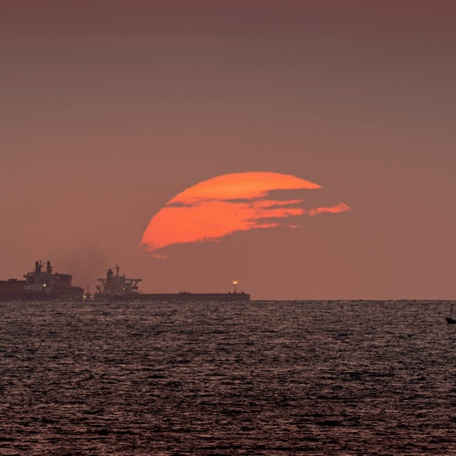 Солнце красно с вечера, моряку бояться нечего!
