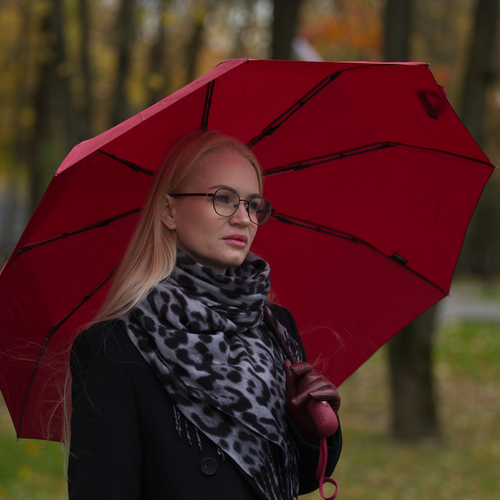 Девушка с зонтом