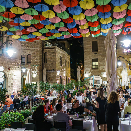 Dinner under a multicolored sky / Ужин под разноцветным небом