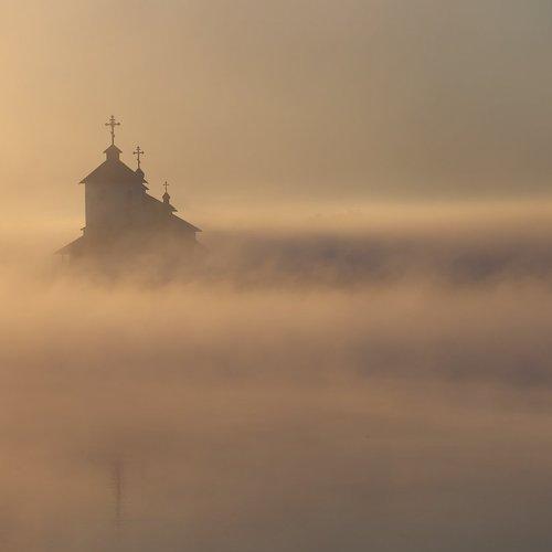 Церковь на берегу речки