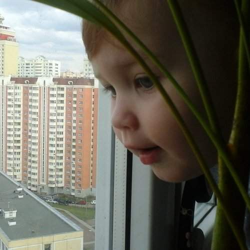 маленький человек смотрит в большую жизнь...
