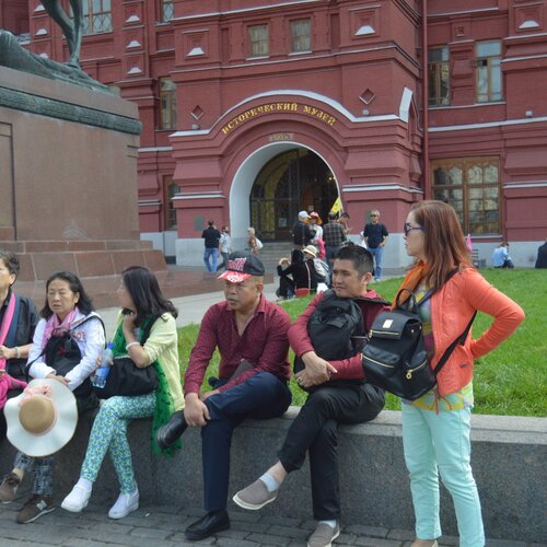 Китайские туристы на Манежной площади в Москве