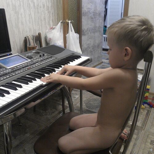 Сыночек играет....