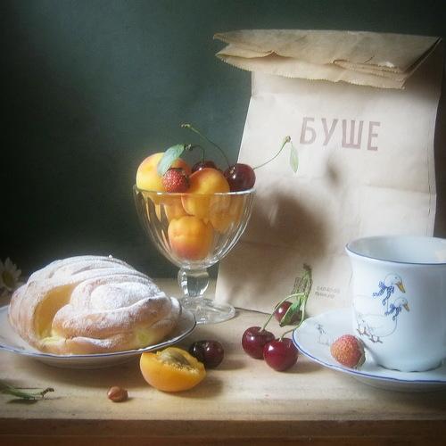 С булочкой и фруктами