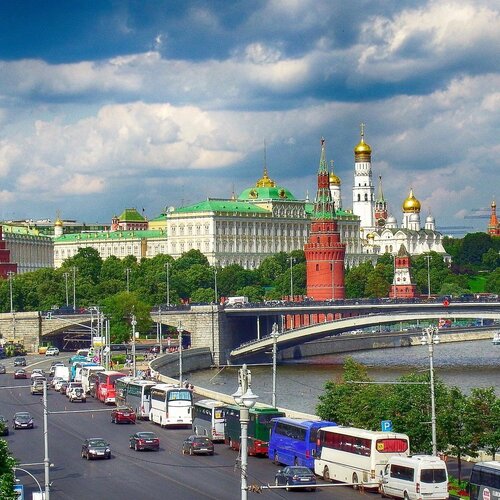 Москвы дыхание ловлю.