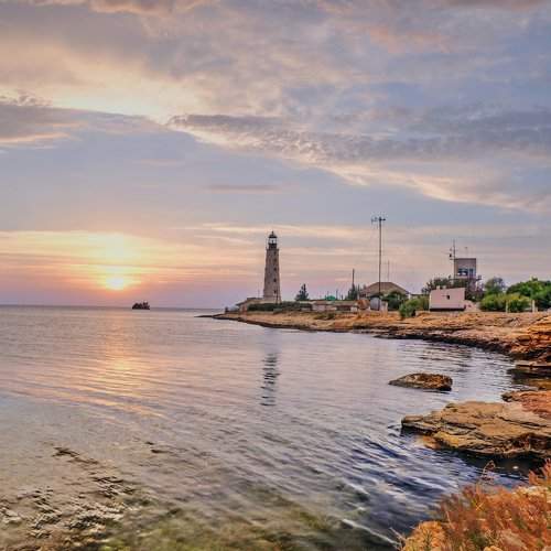 Маяк в лучах заката