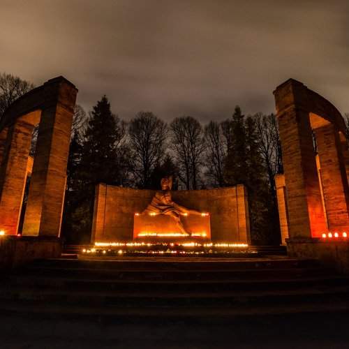 MONUMENT