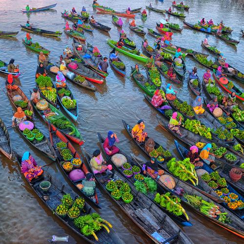 floating market activity