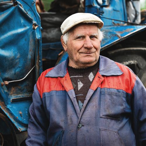 Мужичок у трактора