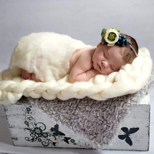 Девочка на ящике