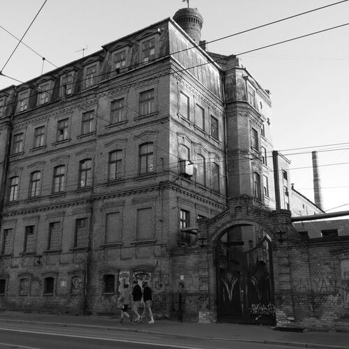 Вдали от центра
