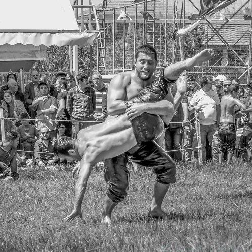 Wrestling in oil - In attack